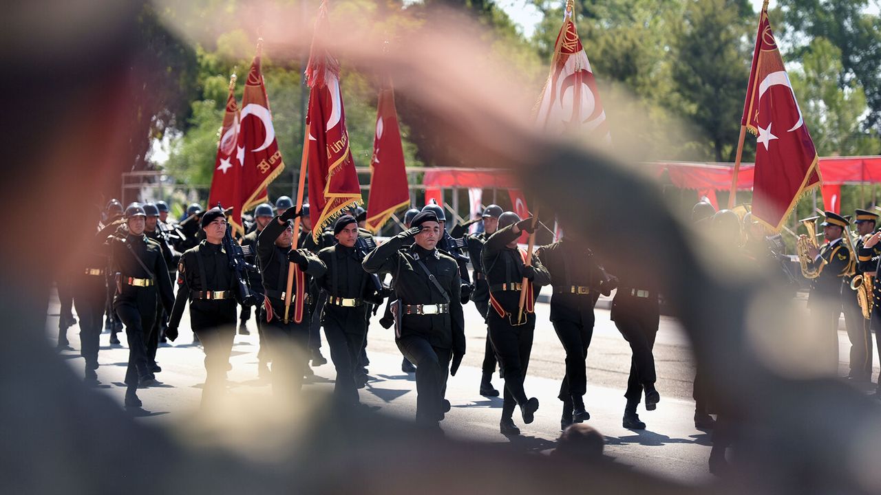 Zafer Bayramı'nda Lefkoşa'da resmigeçit töreni düzenlendi