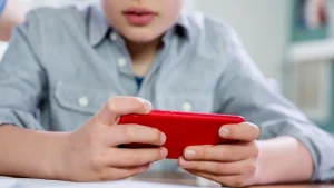 Polonya’da ilkokullarda cep telefonu kullanımı yasağı uygulamaya koyuldu