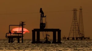 Brent petrol yükseldi, altın fiyatları düştü