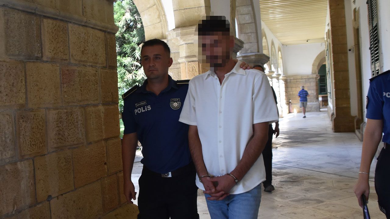 Ercan’da valizinde uyuşturucu olduğuna inanılan maddeyle yakalandı