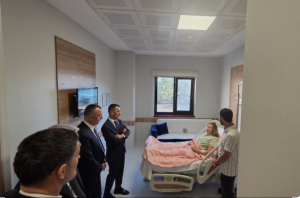 Kocaeli Valisi Aktaş, gemi kazasından kurtarılan hamile kadını ziyaret etti