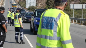 Rum polisi geçiş noktalarında trafik cezalarını dağıtmayı sürdürüyor