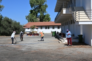 Güzelyurt Belediyesi, okullarda temizlik ve çevre düzenlemesi çalışmaları yapıyor