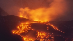Etna Yanardağı’nın kül püskürtmesi hava ulaşımını olumsuz etkilemeye devam ediyor