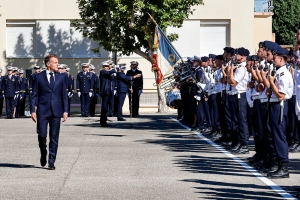 Fransa Cumhurbaşkanı Macron, gönüllü askerlik hizmetine ilk katılan gençlerle buluştu