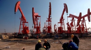 Petrol, Suudi Arabistan’ın ek ham petrol arzı haberleriyle geriledi