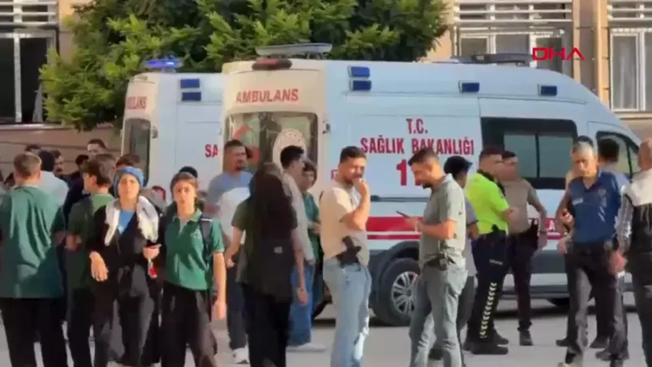 Manisa Turgutlu'da lisenin önünde silahlı saldırı: Yaralılar var
