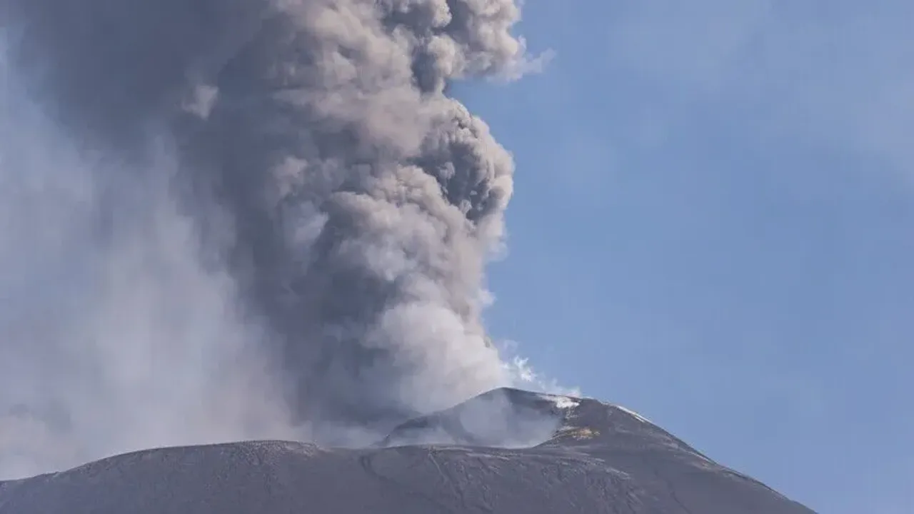 Etna’da kül püskürmesi hava ulaşımını etkiledi