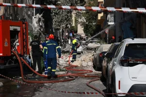 Atina’da dün yıkılan binada 1 kişinin cesedine ulaşıldı