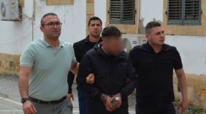 Ortaköy’de ev aramasında uyuşturucu olduğuna inanılan madde ve 7 hap bulundu