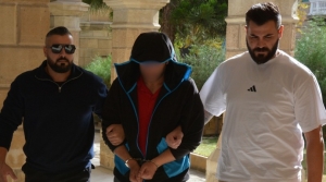 Lefkoşa’da ev aramasında iki tabanca, 15 mermi ve uyuşturucu olduğuna inanılan maddeler ele geçirildi