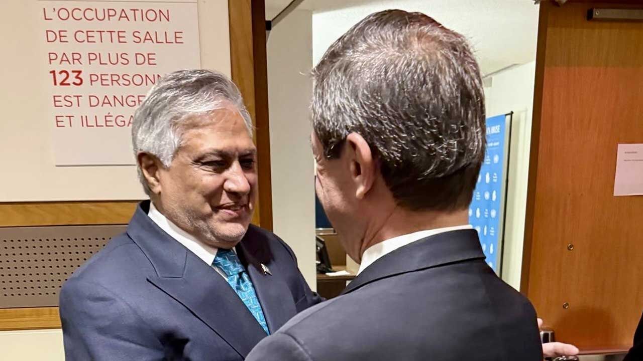 Ertuğruloğlu, Pakistan Dışişleri Bakanı Mohammad Ishaq Dar'la görüştü