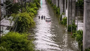 Tayland’ın başkenti Bangkok’ta etkili olan seller nedeniyle binlerce kişi tahliye edildi