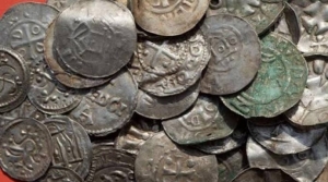 Traktörün pulluğuna takıldı parçalanan küpten tarlayı saçıldı