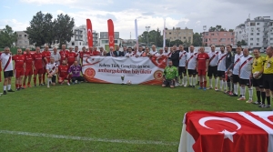 Cumhuriyet Meclisi ile TBMM futbol takımları, Kıbrıs Türklerine uygulanan izolasyon ve ambargolara karşı dostluk maçı yaptı