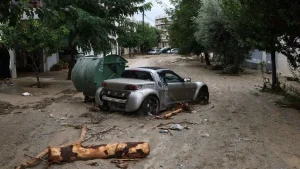 Girit Adası’nda şiddetli yağış ve rüzgar nedeniyle köprü yıkıldı, yollar kapandı, eğitim durdu