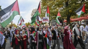 Berlin’de binlerce kişi silahlanmaya, savaşa ve zorunlu askerliğe karşı gösteri yaptı