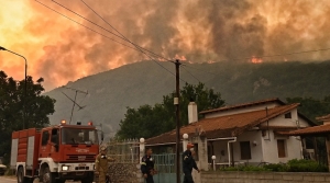 Bulgaristan’dan Yunanistan’a sıçrayan orman yangınına müdahale ikinci gününde sürüyor