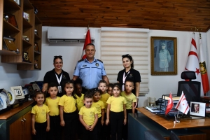 Küçücüğüm Okul Öncesi ve Etüt Merkezi öğrencileri Güzelyurt Polis Müdürlüğü’nü ziyaret etti