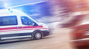 İçki şişesini masaya vurup kırdı, bir kadını gözünden yaraladı
