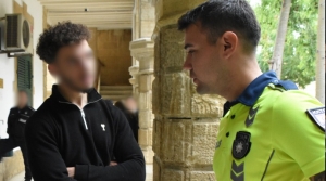 Lefkoşa’da refüje çıkıp ağaca çarpan sürücü teminatla serbest