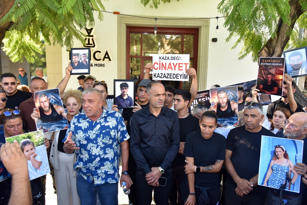 Yakınlarını kaybeden aileler Girne Mahkemesi önünden seslendi: Müebbet istiyoruz