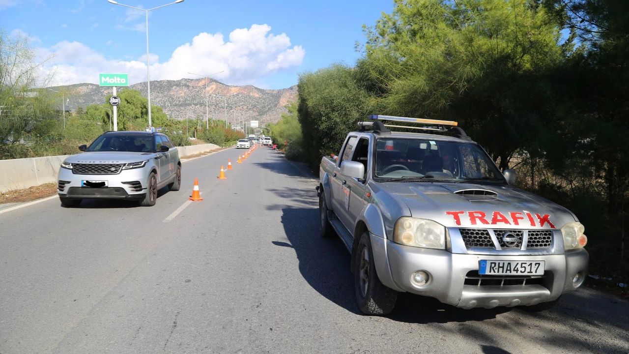 Lefkoşa-Girne anayolu üzerindeki ağaçlar budanıyor