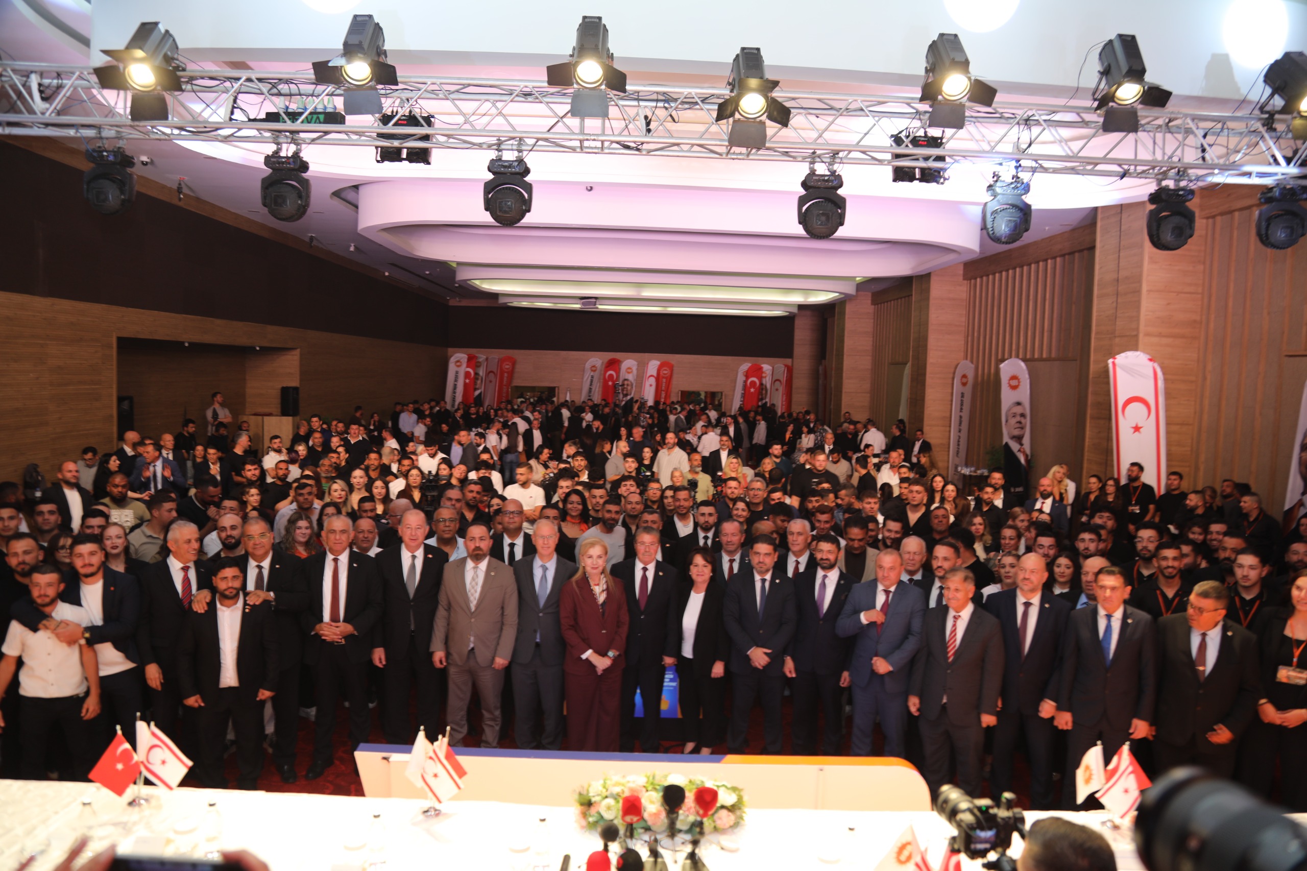 Üstel, gençlere yönelik 10 destek paketini açıkladı