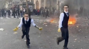 Fransa’daki gösteriler sırasında sosyal medyaya video çekmeyi ihmal etmedi