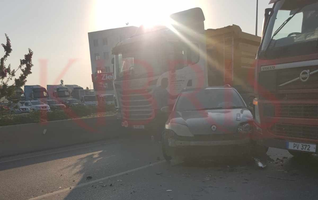 Erülkü ile Yonca Kavşağı arasında kaza: Trafik durma noktasına geldi!