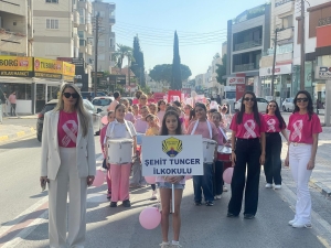 Şehit Tuncer İlkokulu öğrenci meme kanseri farkındalık yürüyüşü gerçekleştirdi