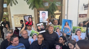 Acılı aileler Girne Mahkemesi önünde adalet taleplerini yineledi