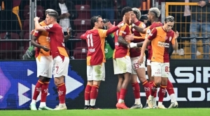 Galatasaray, sahasında Fenerbahçe’yi 2-1 yenerek liderliğini sürdürdü