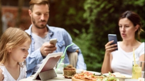 İtalya’nın Sardinya Adası’ndaki restoranlarda ailelere telefon yasağı