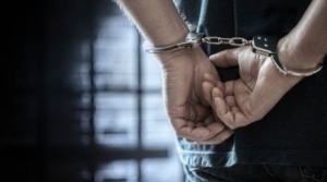 Kendini polis diye tanıtan şahıs kasiyerden 15 bin TL aldı
