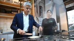 Londra Belediye Başkanı Khan, Türk restoranında künefe yaptı