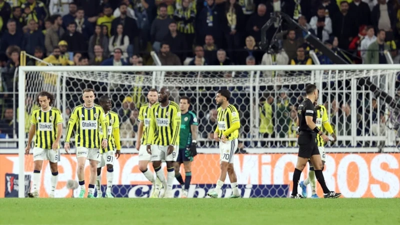 Fenerbahçe, lider Galatasaray’ın 9 puan gerisine düştü